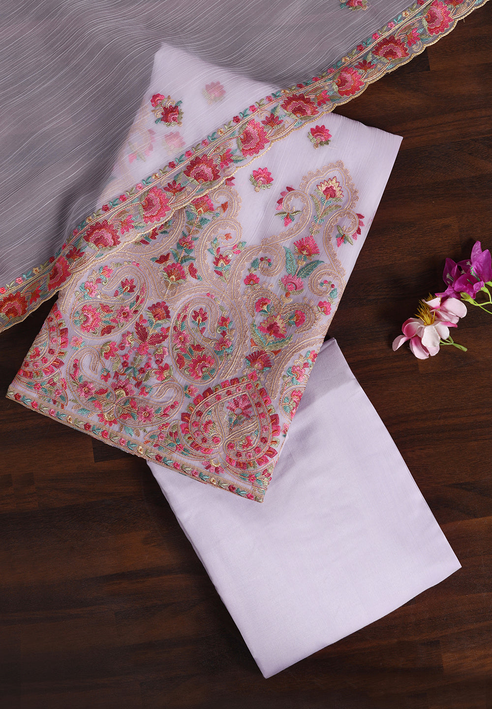 Graceful Chiffon Suit with Exquisite Thread Work