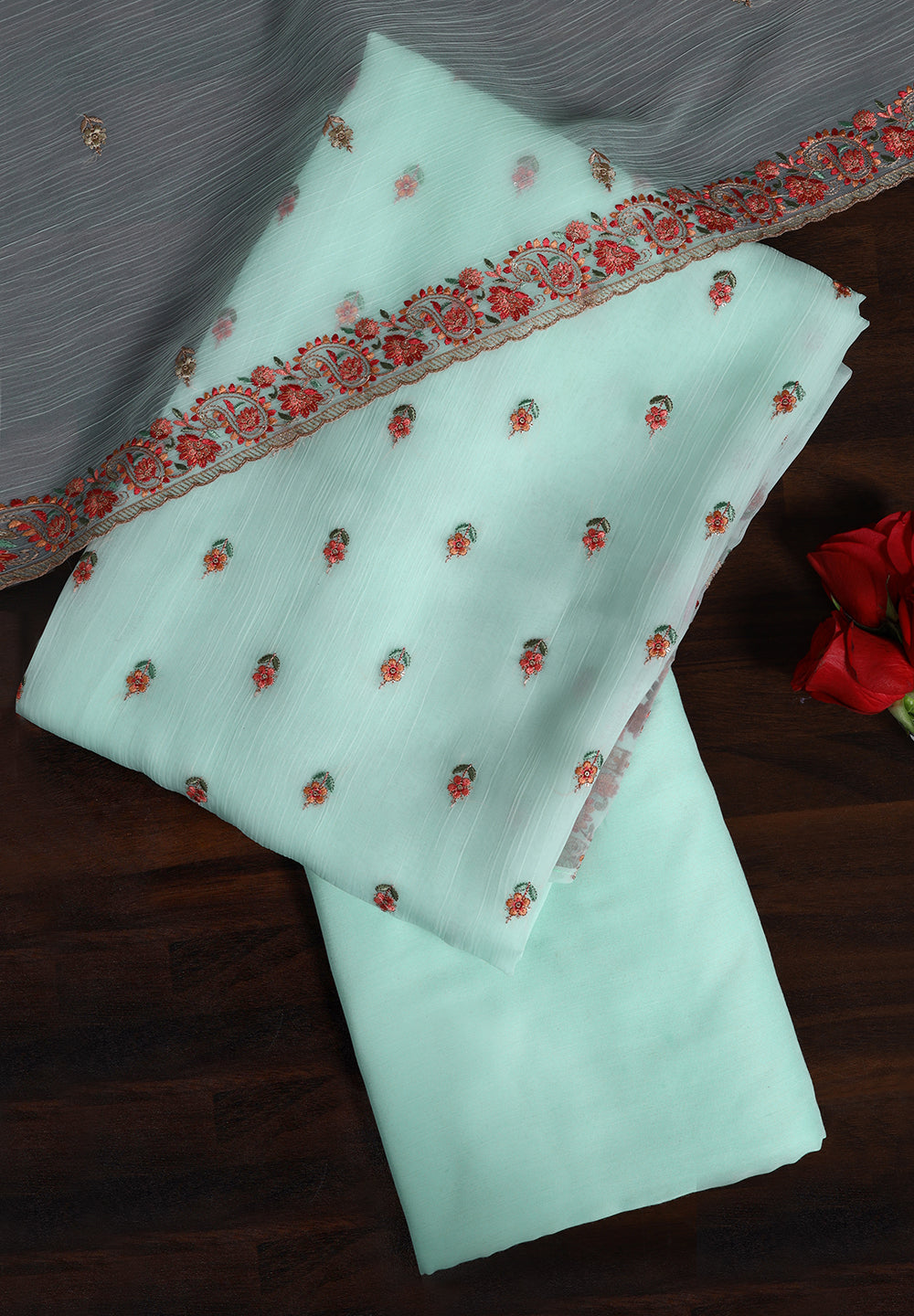 Graceful Chiffon Suit with Exquisite Thread Work